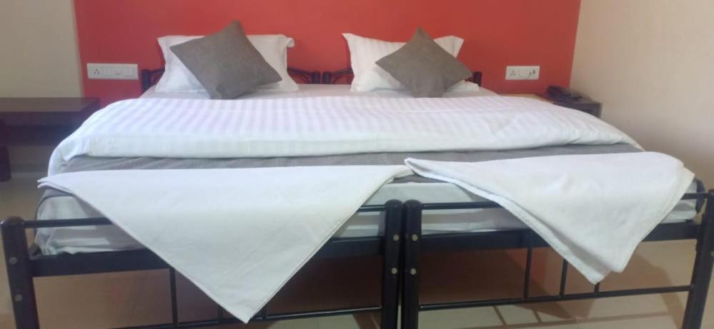 Hotel Rajendra Chinchani Esterno foto