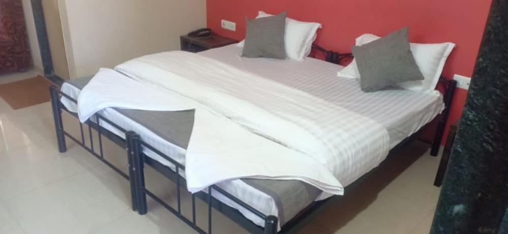 Hotel Rajendra Chinchani Esterno foto