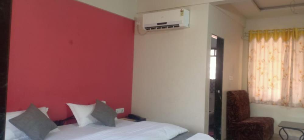 Hotel Rajendra Chinchani Esterno foto