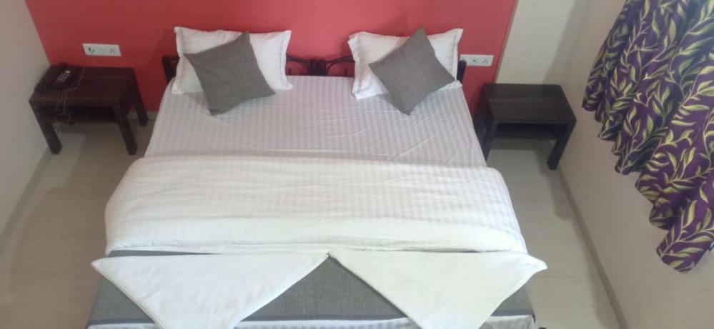 Hotel Rajendra Chinchani Esterno foto